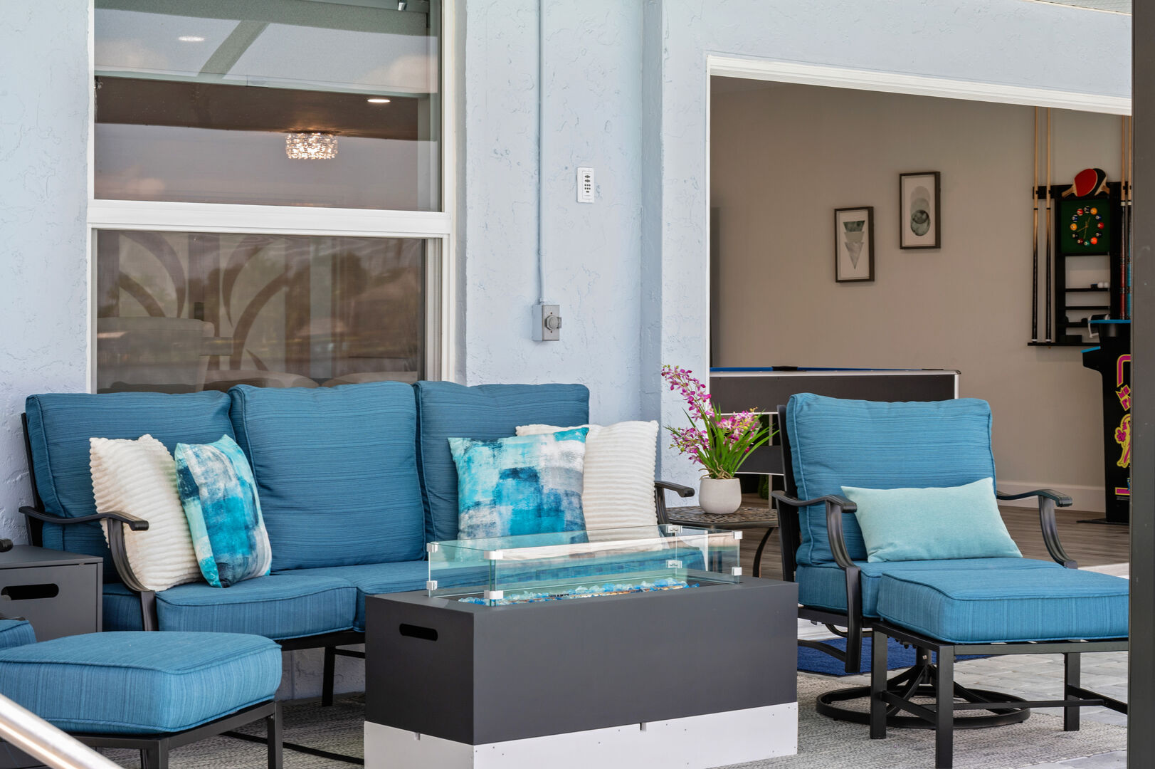 Beheizter Pool und Spa auf der Lanai mit Blick auf den Kanal.