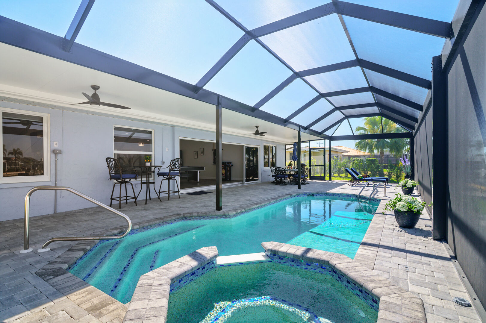 Beheizter Pool und Spa auf der Lanai mit Blick auf den Kanal.