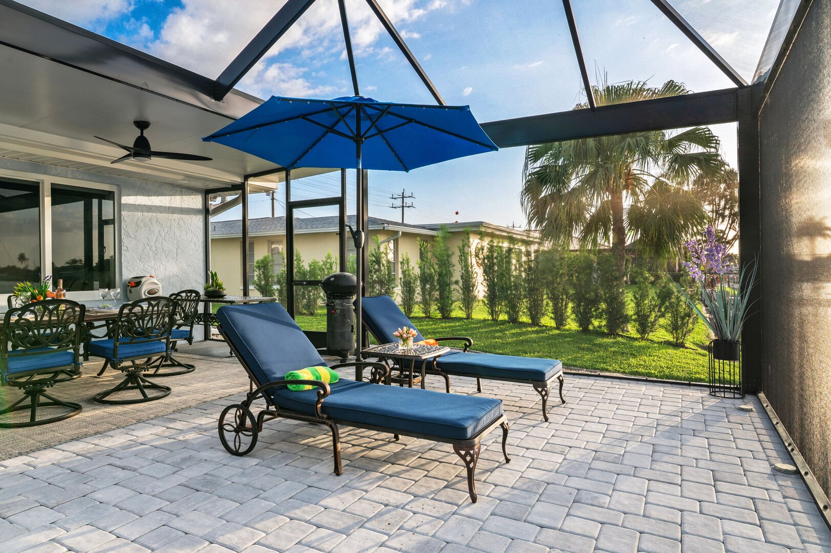 Sonnenuntergang über dem Kanal mit Bootsdock und Lift.