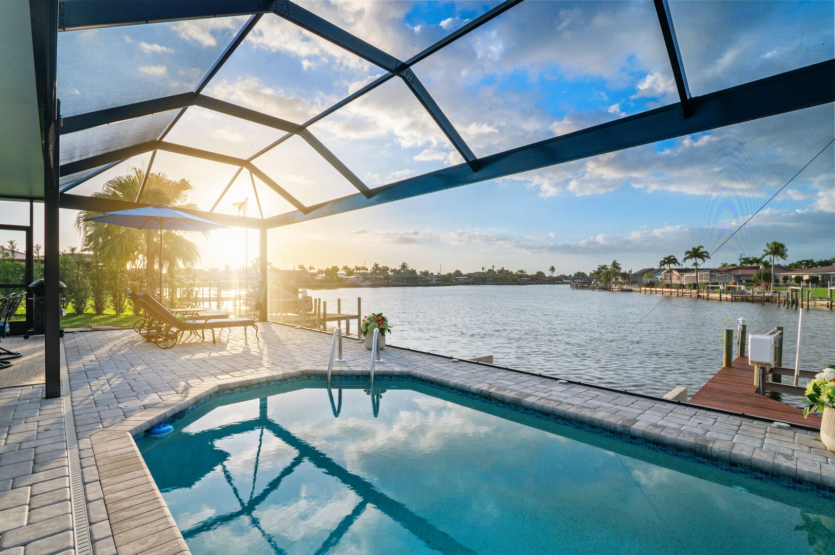 Sonnenuntergang am Kanal mit Bootsdock und Bootslift.