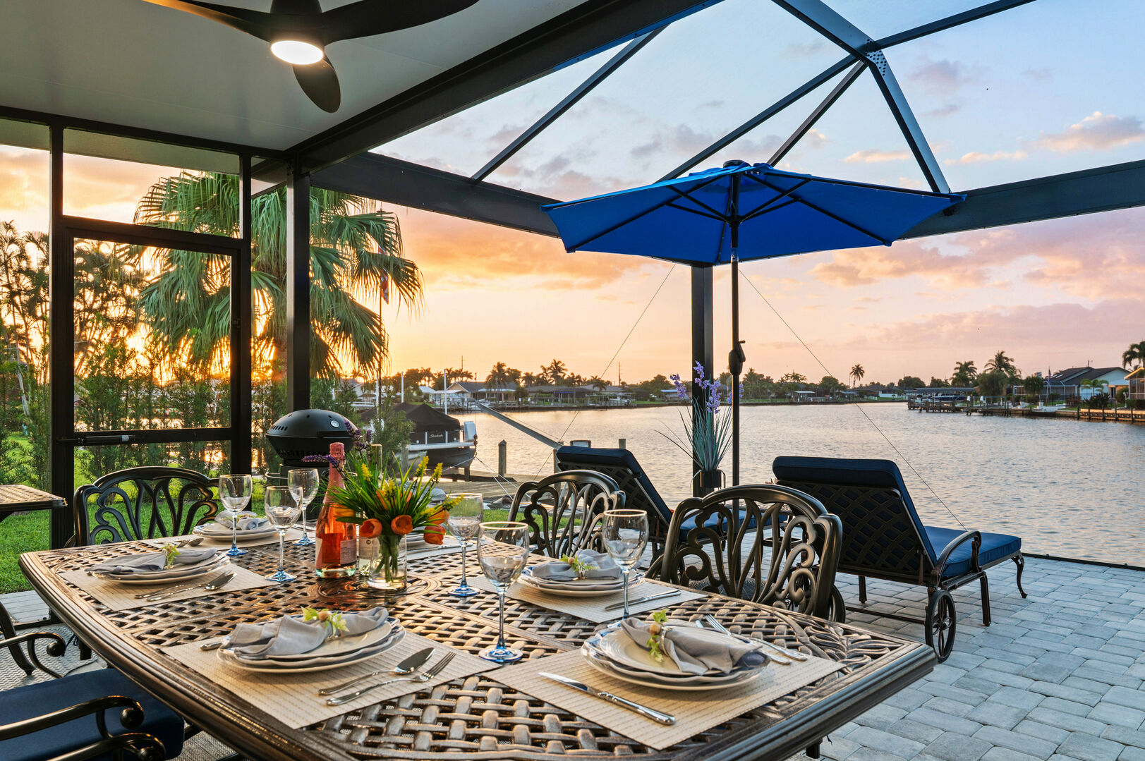 Sonnenuntergang über dem Kanal mit Bootsdock und Lift.
