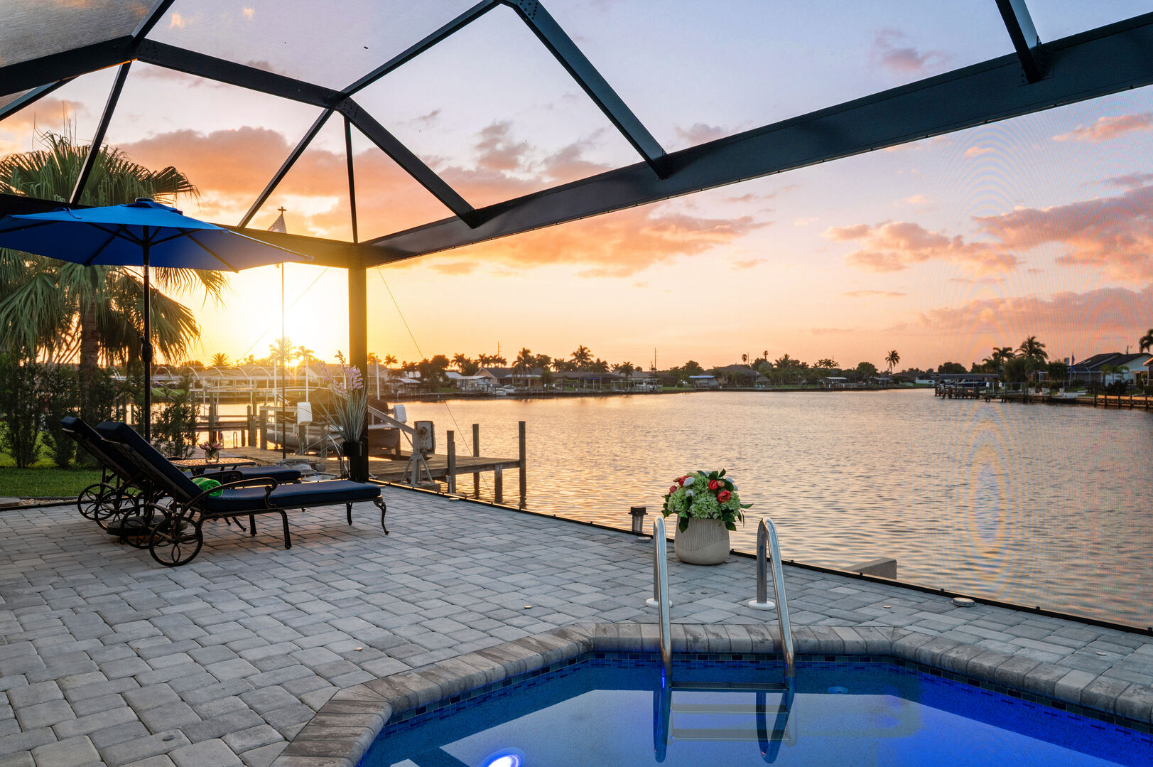 Beheizter Pool und Spa auf der Lanai mit Blick auf den Kanal.