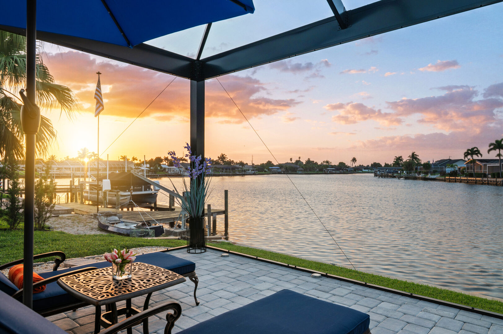 Blick auf den Kanal mit Bootsdock und Bootslift bei Sonnenuntergang.