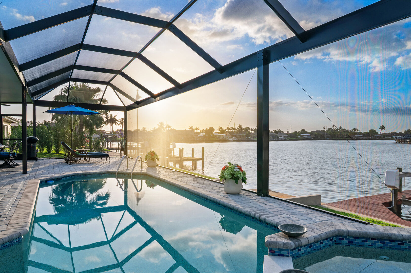 Sonnenuntergang über dem Kanal mit Bootsdock und Lift.
