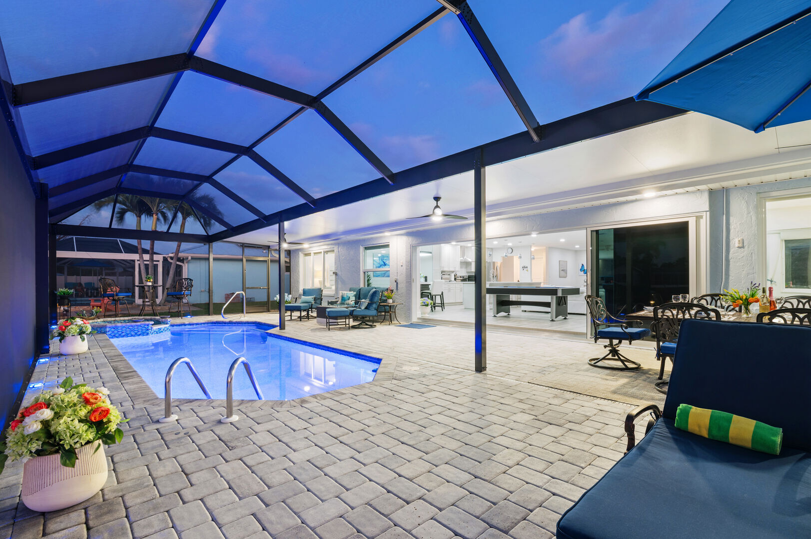 Beheizter Pool und Spa auf der Lanai mit Blick auf den Kanal.