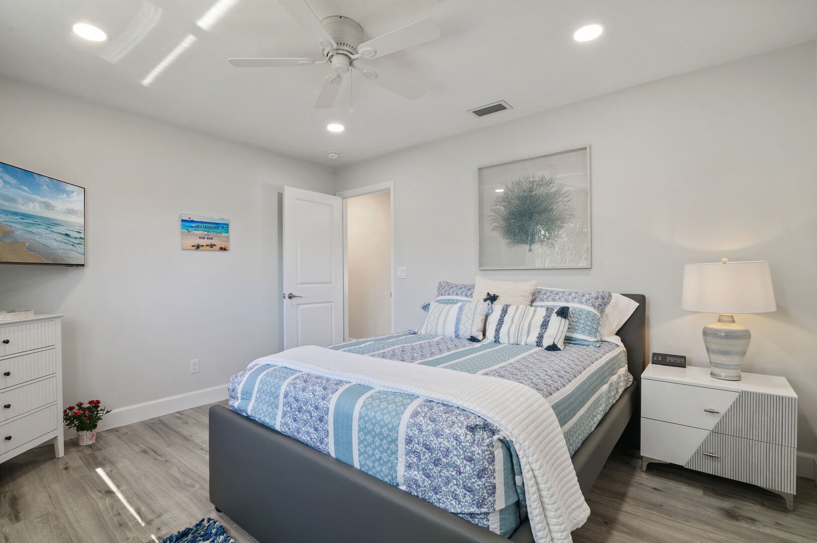 Sonnenuntergang über dem Kanal mit Bootsdock und Bootslift.