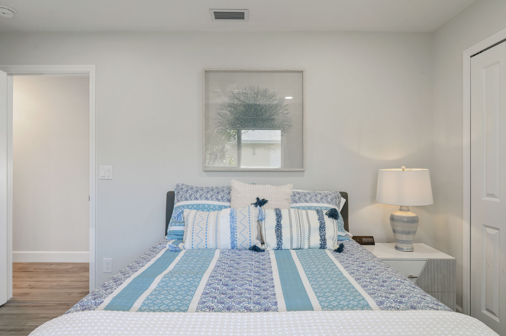 Bootsdock mit Lift am Kanal bei Sonnenuntergang.