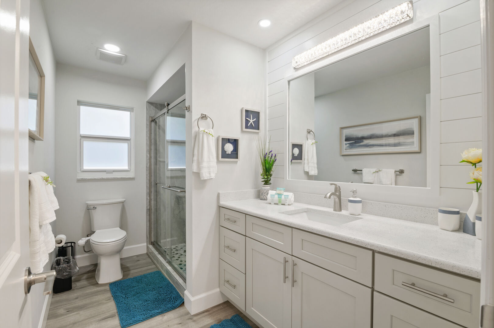 Bootsdock mit Lift am Kanal bei Sonnenuntergang.