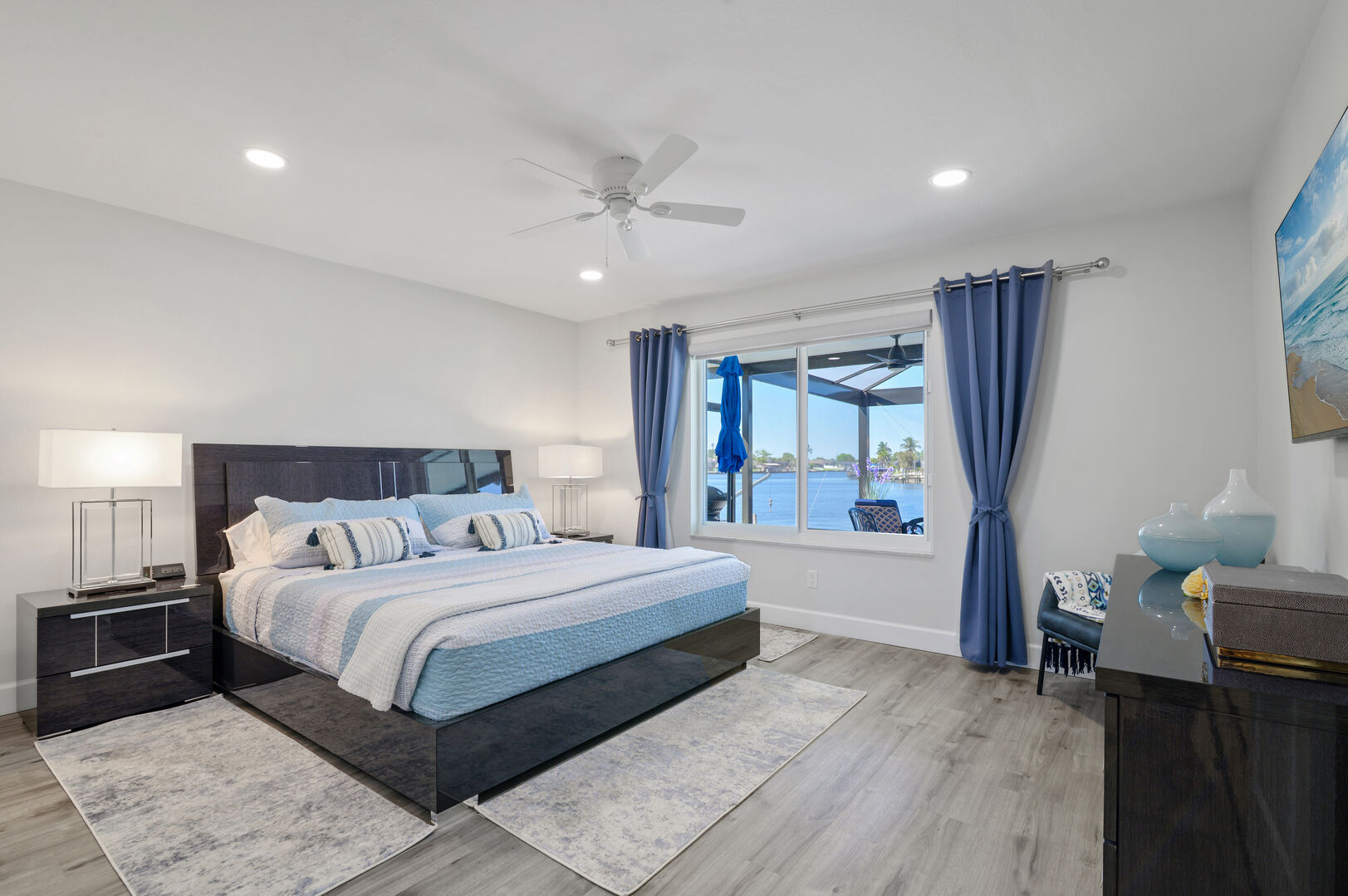 Blick auf den Kanal mit Bootsdock und Lift bei Sonnenuntergang.