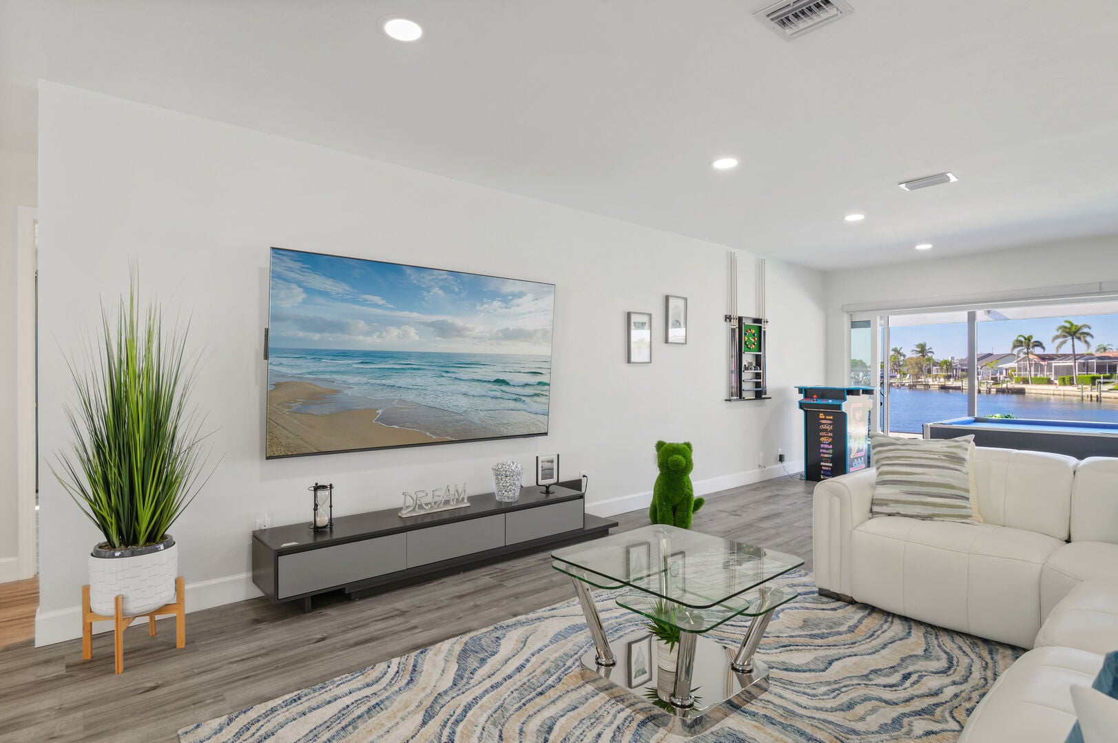 Beheizter Pool mit Spa auf der Lanai am Kanal.