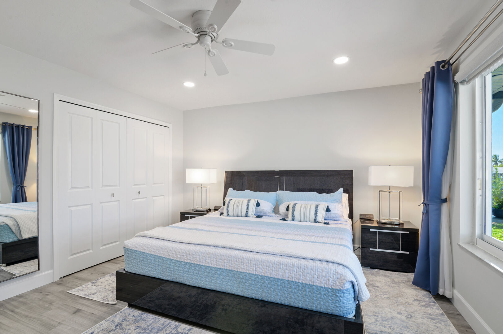 Sonnenuntergang am Kanal mit privatem Bootsdock und Bootslift.