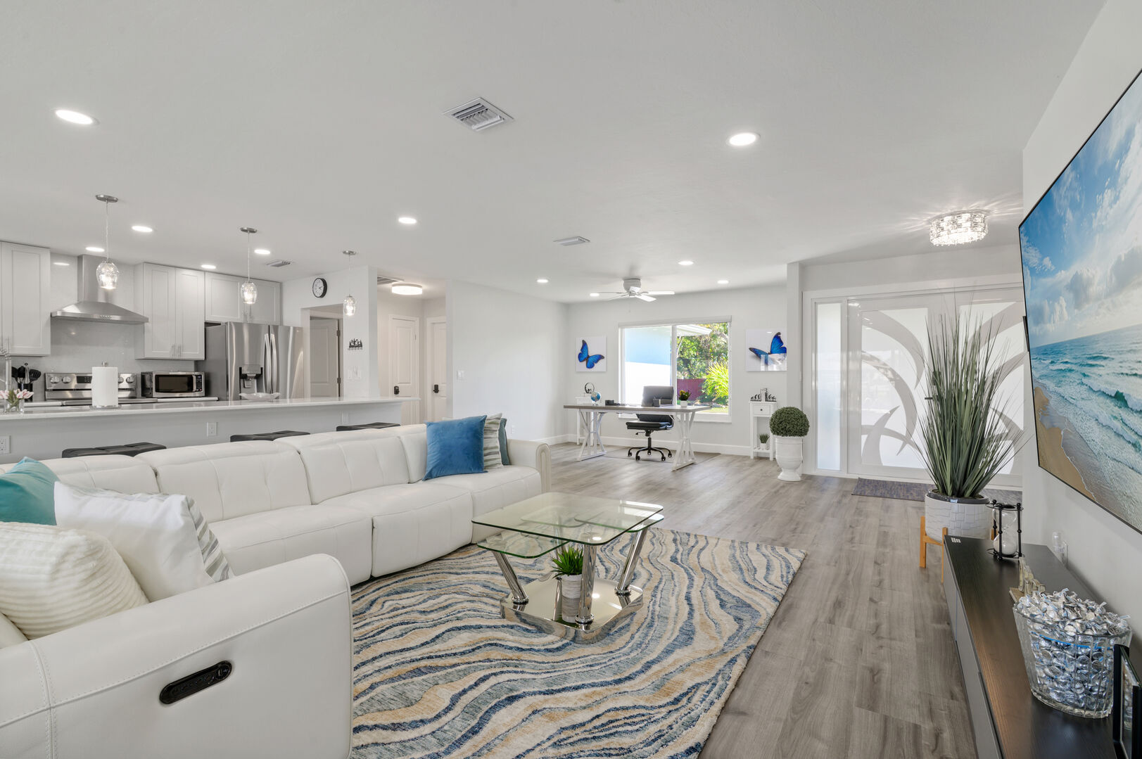 Bootsdock mit Lift am Kanal bei Sonnenuntergang.