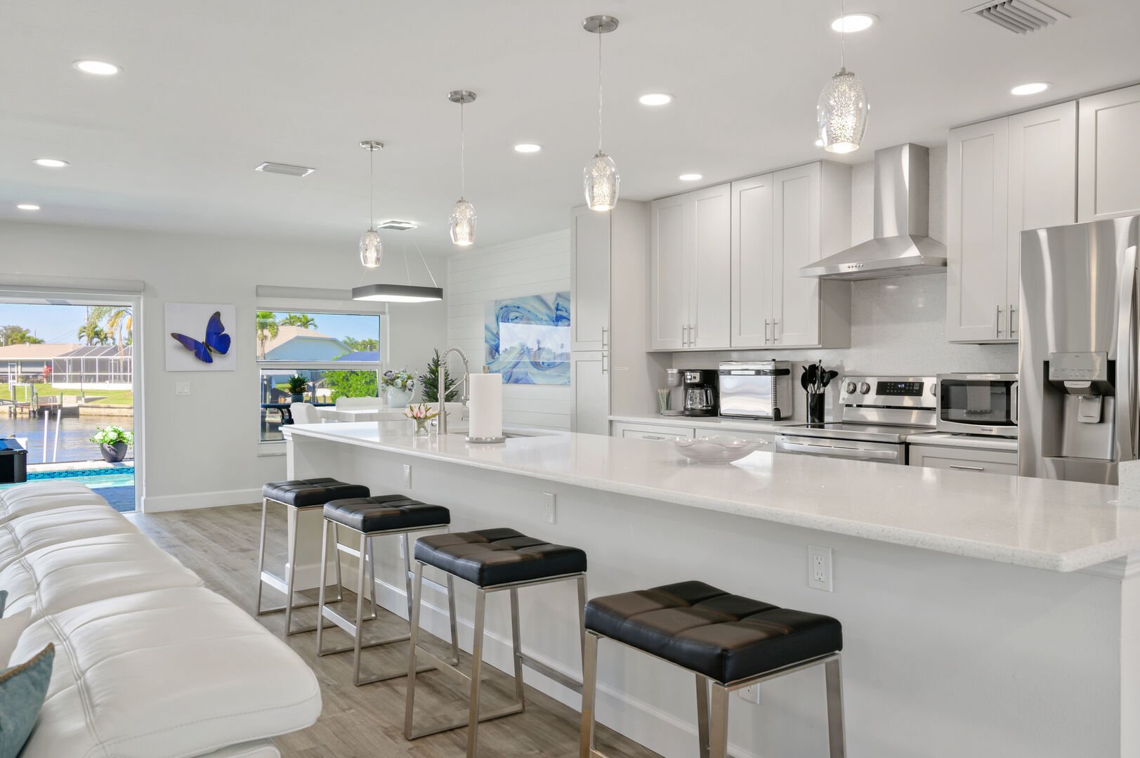 Beheizter Pool und Spa auf der Lanai mit Blick auf den Kanal.