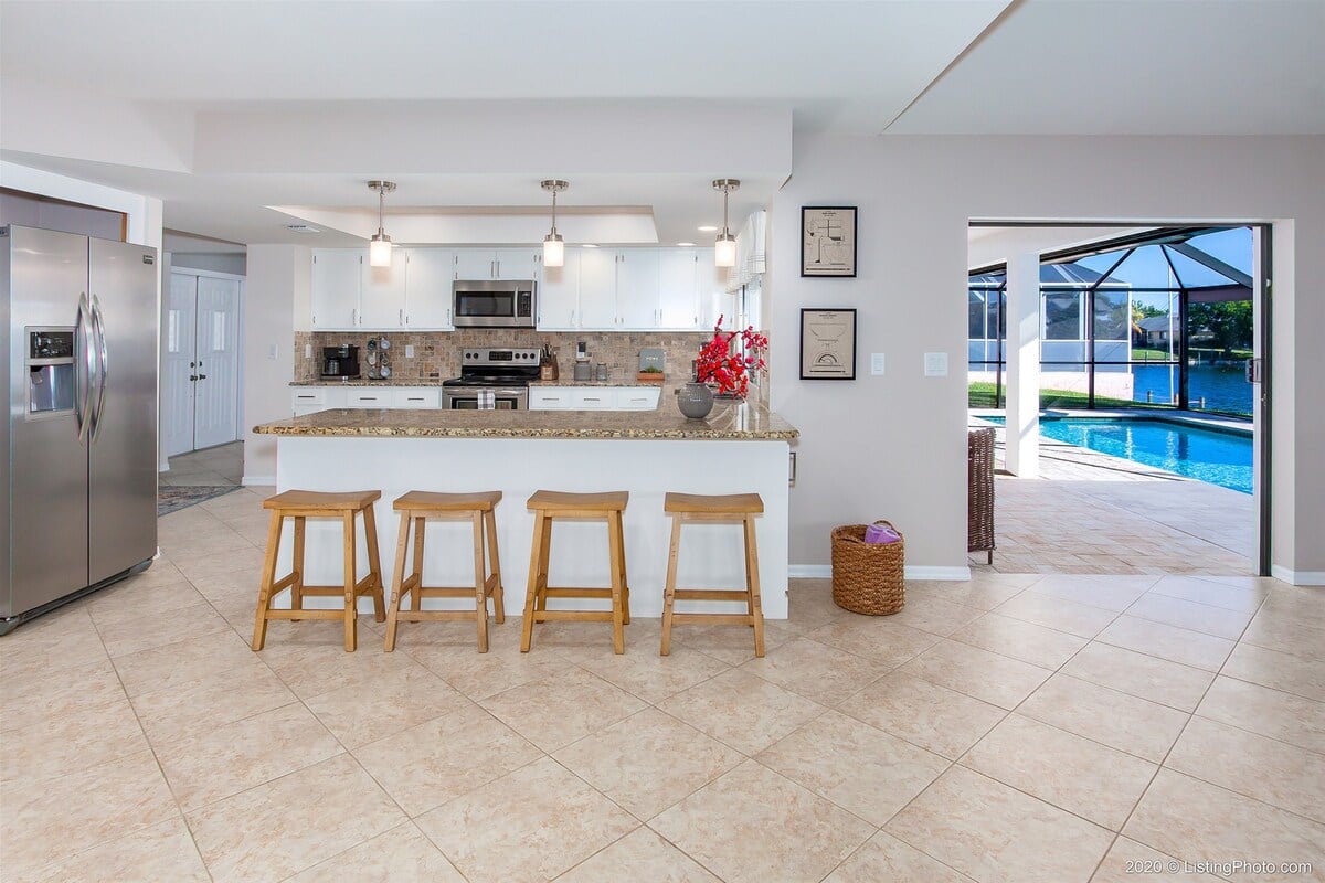 Beheizter Pool auf der Lanai mit Blick auf den See und privatem Bootsdock.