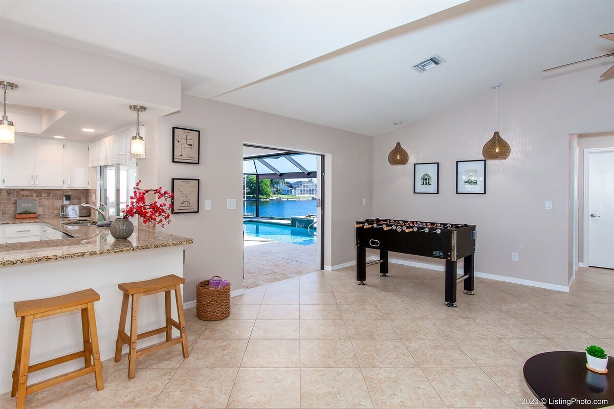 Beheizter Pool mit überdachter Lanai und Blick auf den See.