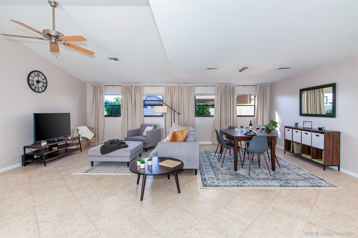 Beheizter Pool auf der Lanai mit Blick auf den See.