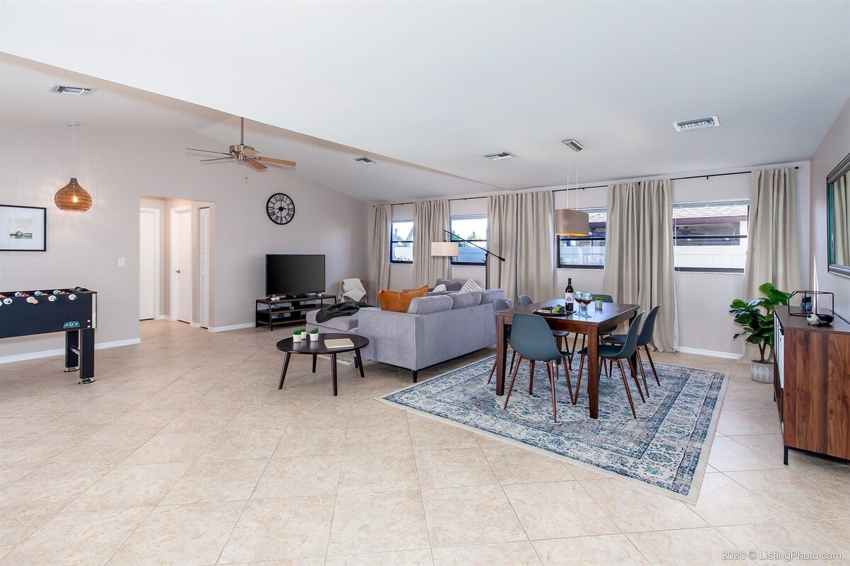 Beheizter Pool auf der Lanai mit Blick auf den See.