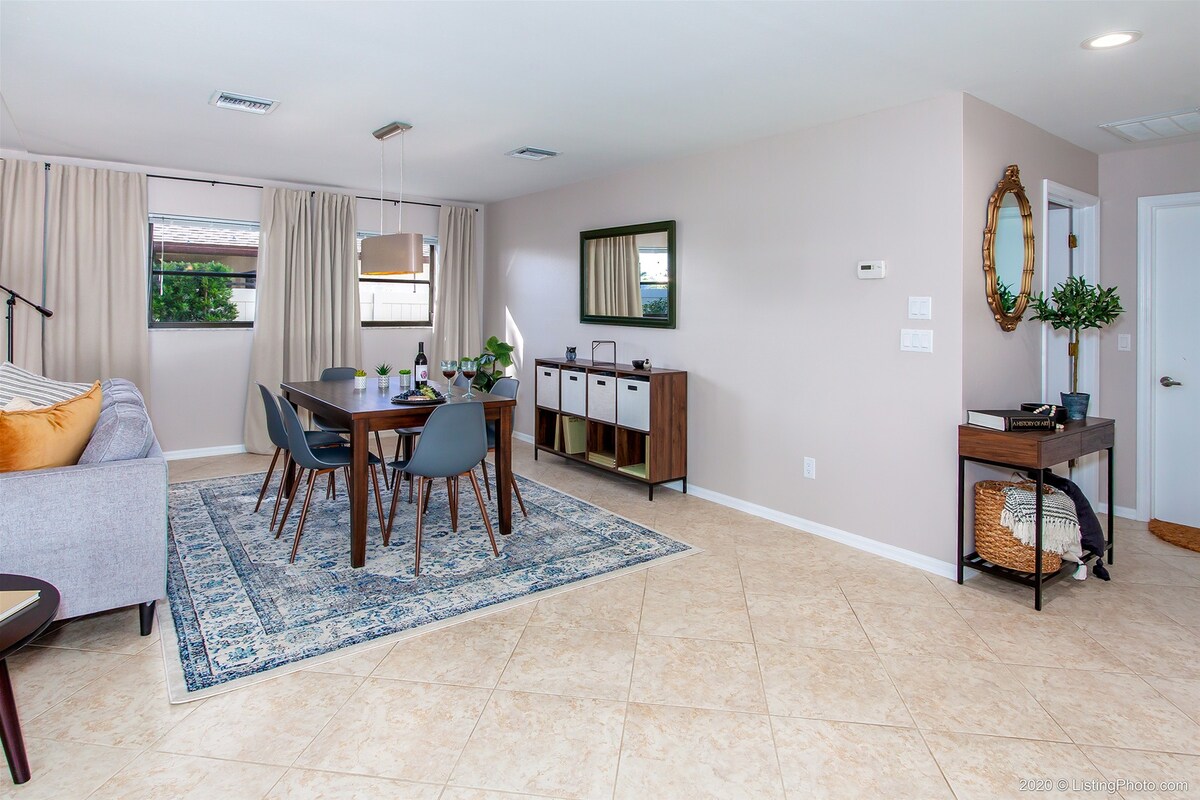 Beheizter Pool mit überdachter Lanai und Blick auf den See.