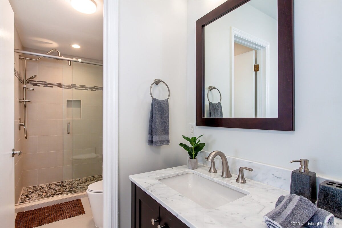 Beheizter Pool mit Blick auf den See und privatem Bootsdock.