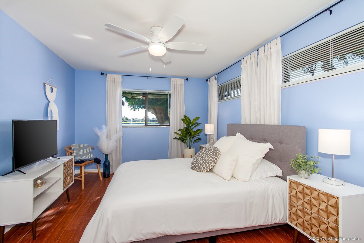 Beheizter Pool mit Blick auf den See und privatem Bootsdock.