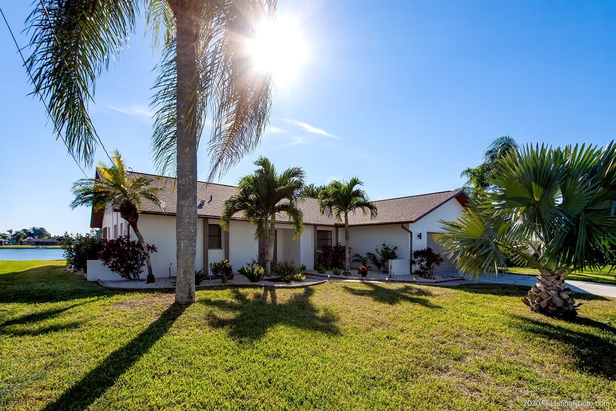 Beheizter Pool mit Blick auf den See und privatem Bootsdock.