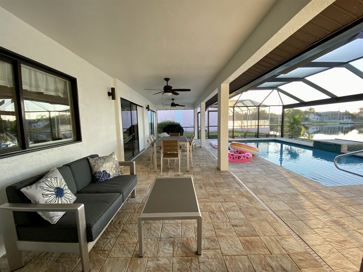 Beheizter Pool mit Blick auf den See und privatem Bootsdock.