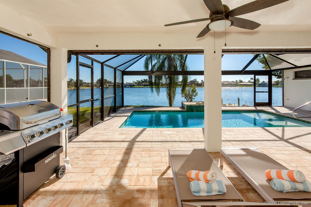 Beheizter Pool mit Blick auf den See und privatem Bootsdock.