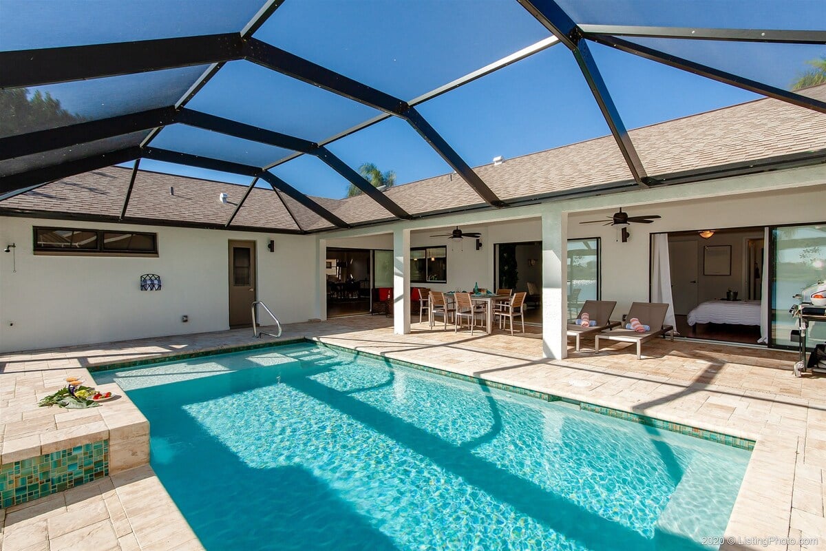 Beheizter Pool mit Blick auf den See und privatem Bootsdock.