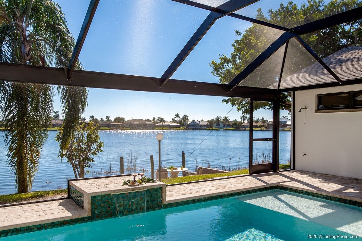 Beheizter Pool mit Blick auf den See und privatem Bootsdock.