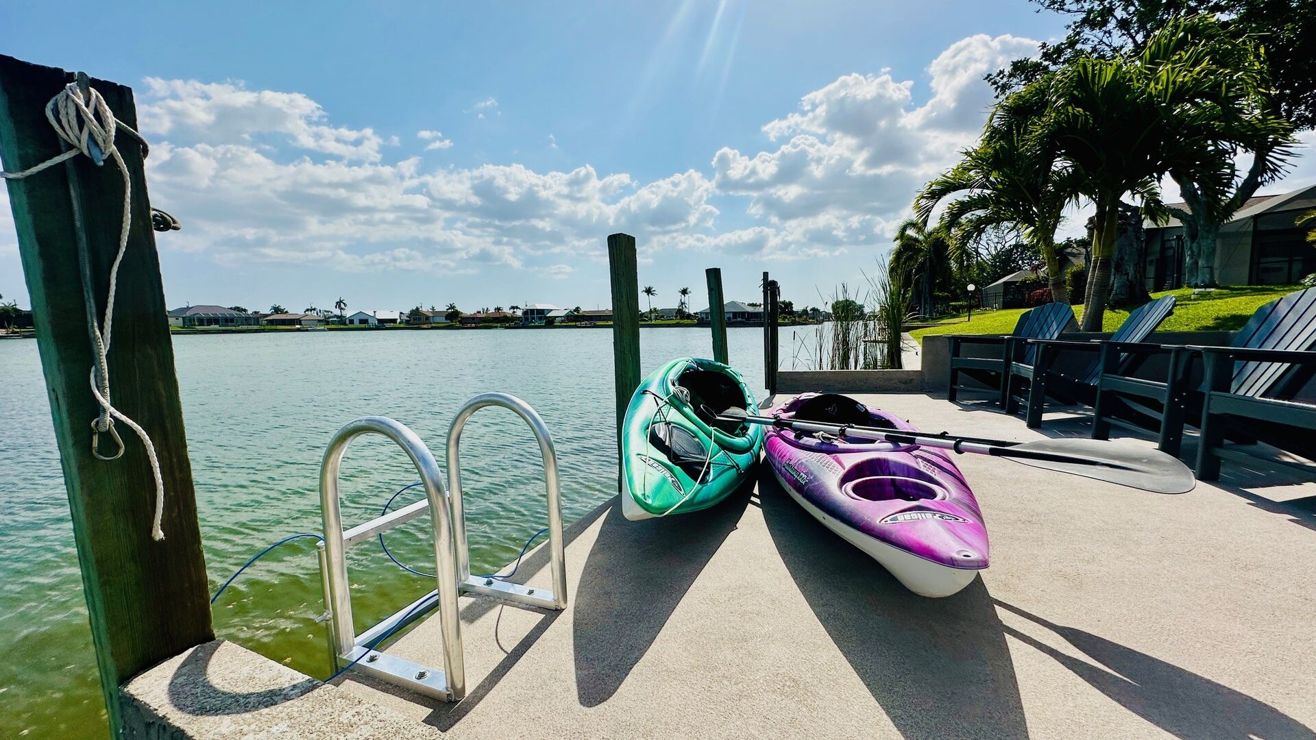Beheizter Pool mit Lanai und Blick auf den See.