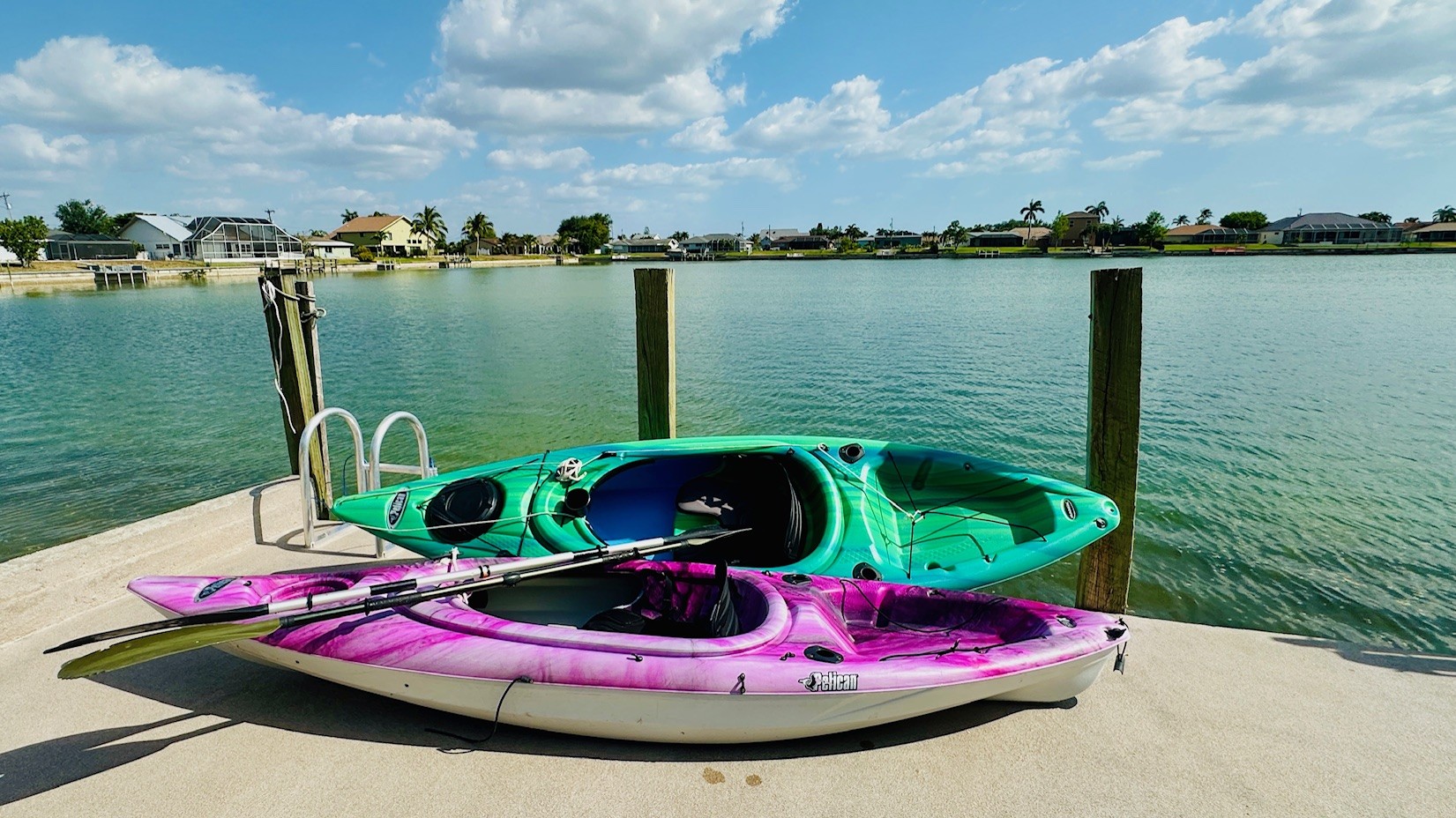 Beheizter Pool mit Blick auf den See und privatem Bootsdock.