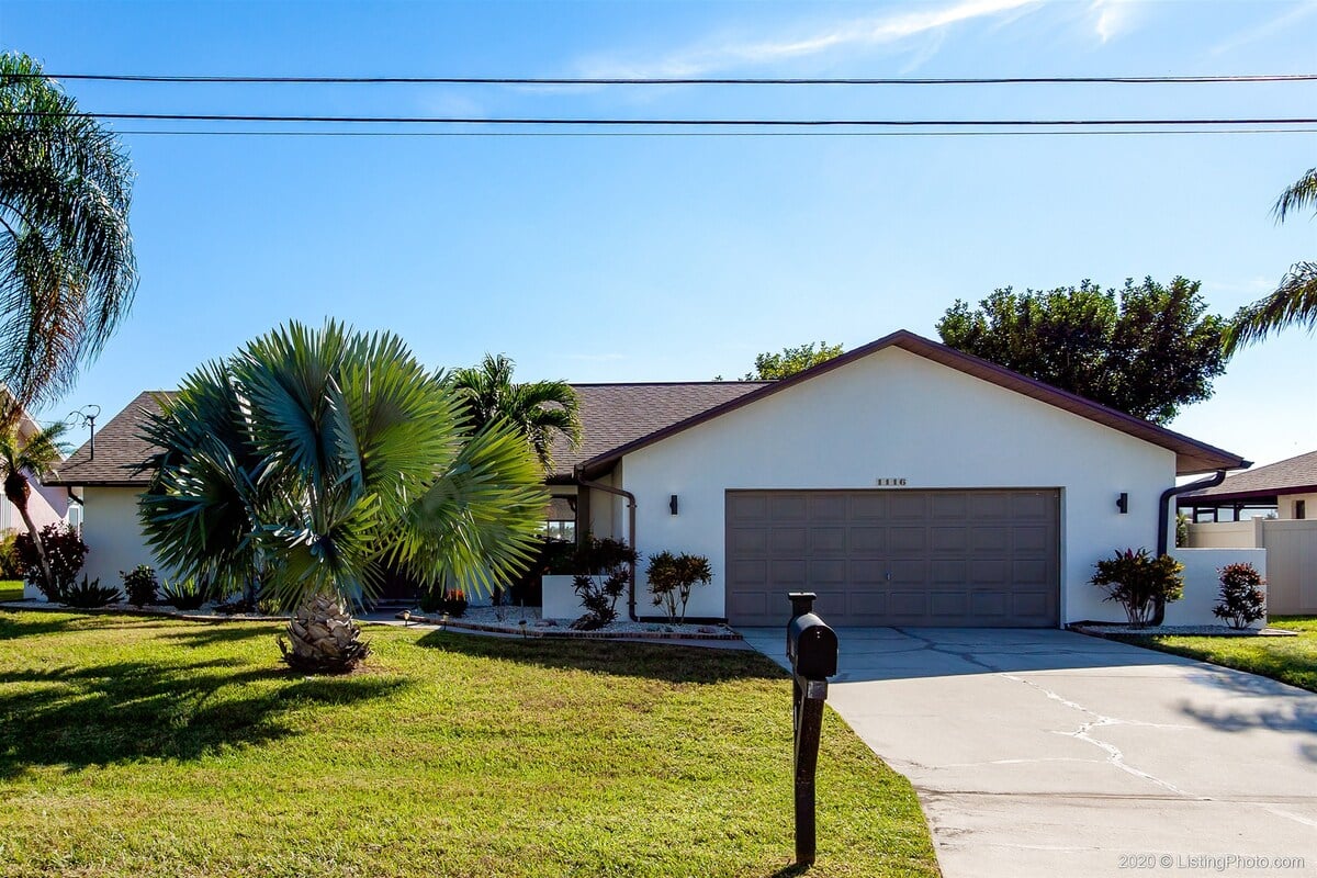 Beheizter Pool mit Lanai und Blick auf den See.