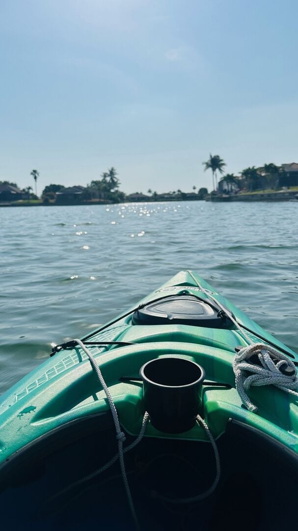 Beheizter Pool mit Lanai und Blick auf den See.