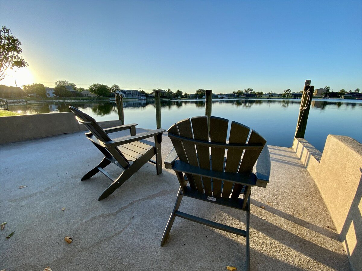 Beheizter Pool mit Blick auf den See und privatem Bootsdock.