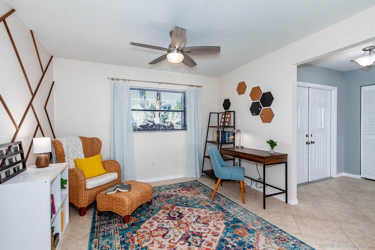 Beheizter Pool auf der Lanai mit Blick auf den See.