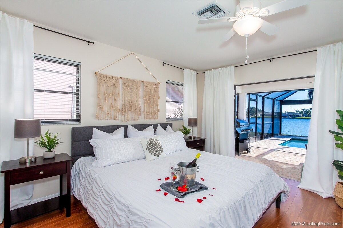 Beheizter Pool mit Liegen und Blick auf den See.