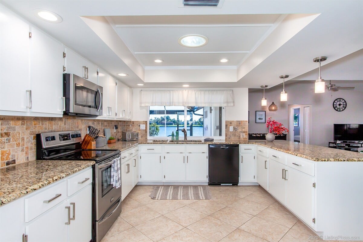 Beheizter Pool mit Sonnenliegen auf der Lanai und Blick auf den See.