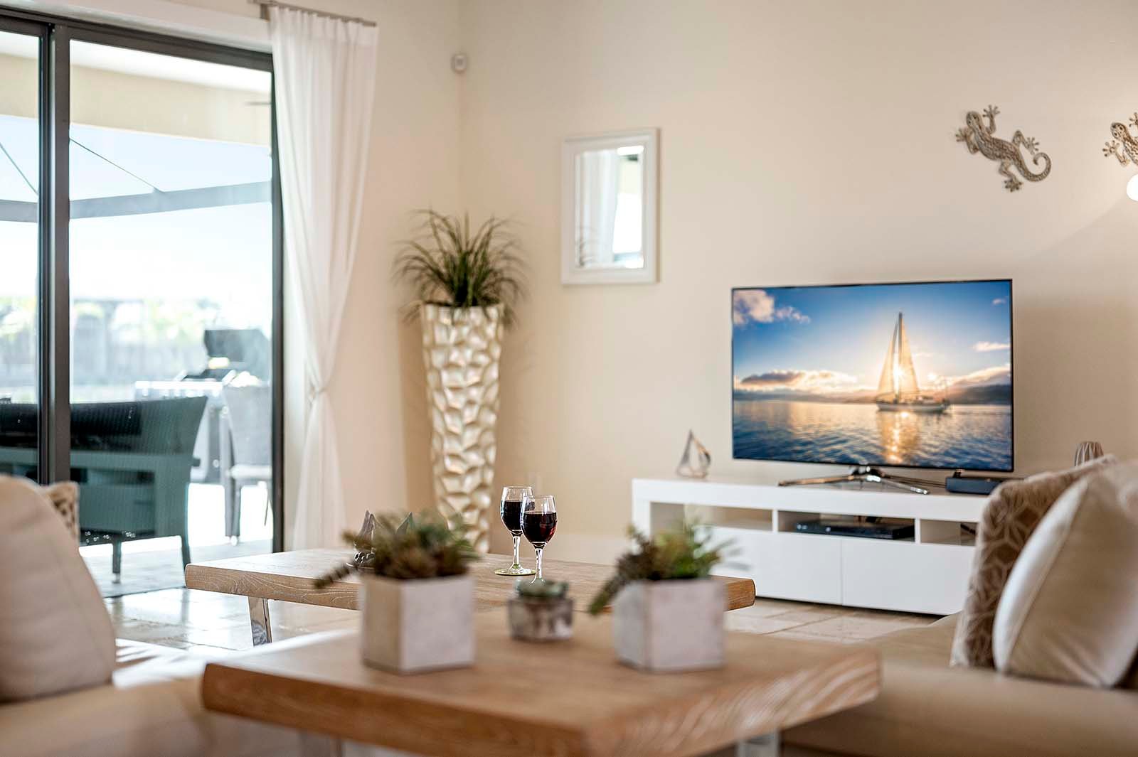 Blick vom Grundstück auf den Kanal mit privatem Bootssteg.