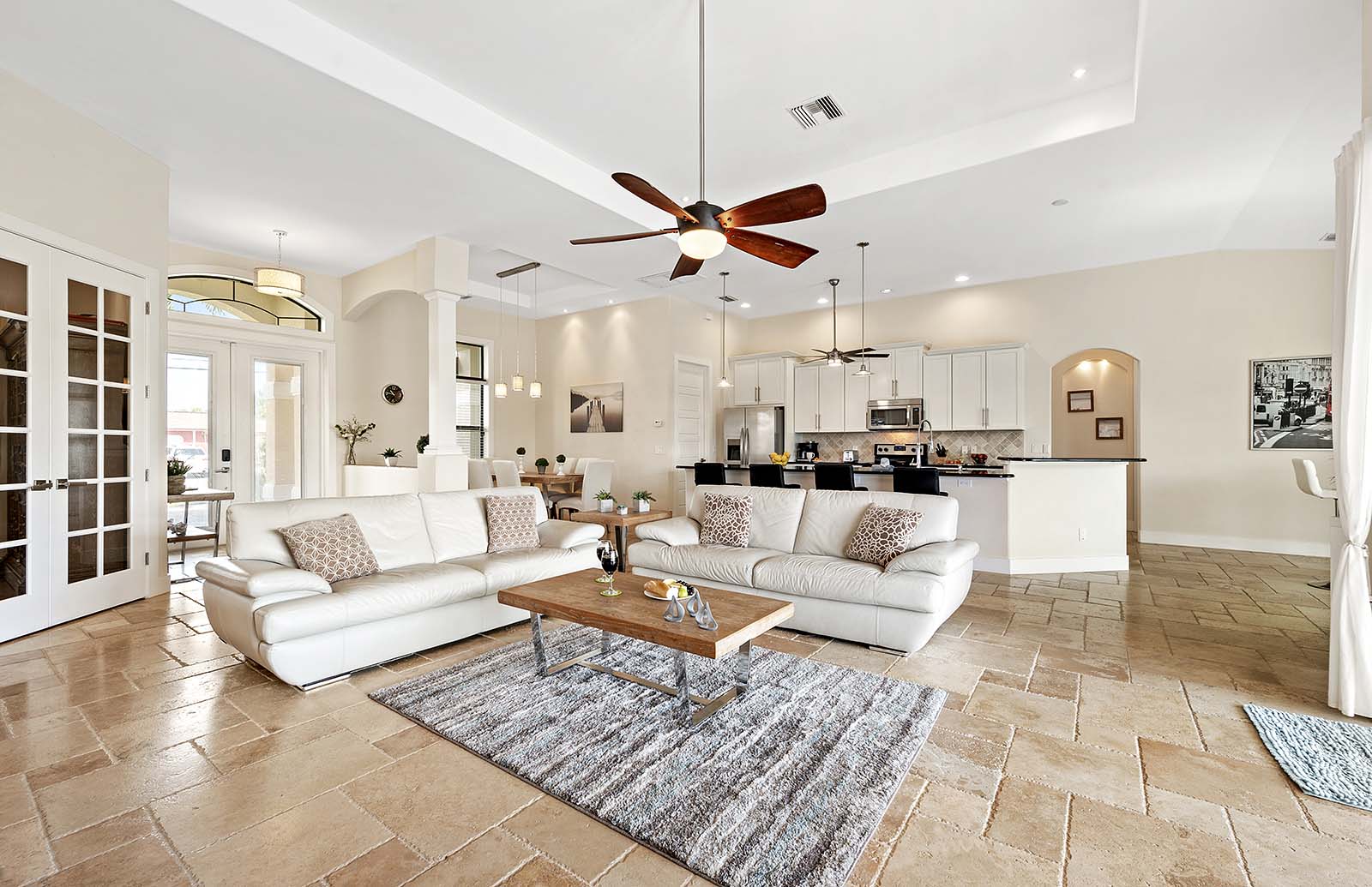 Blick vom Garten auf den Kanal mit privatem Bootssteg.