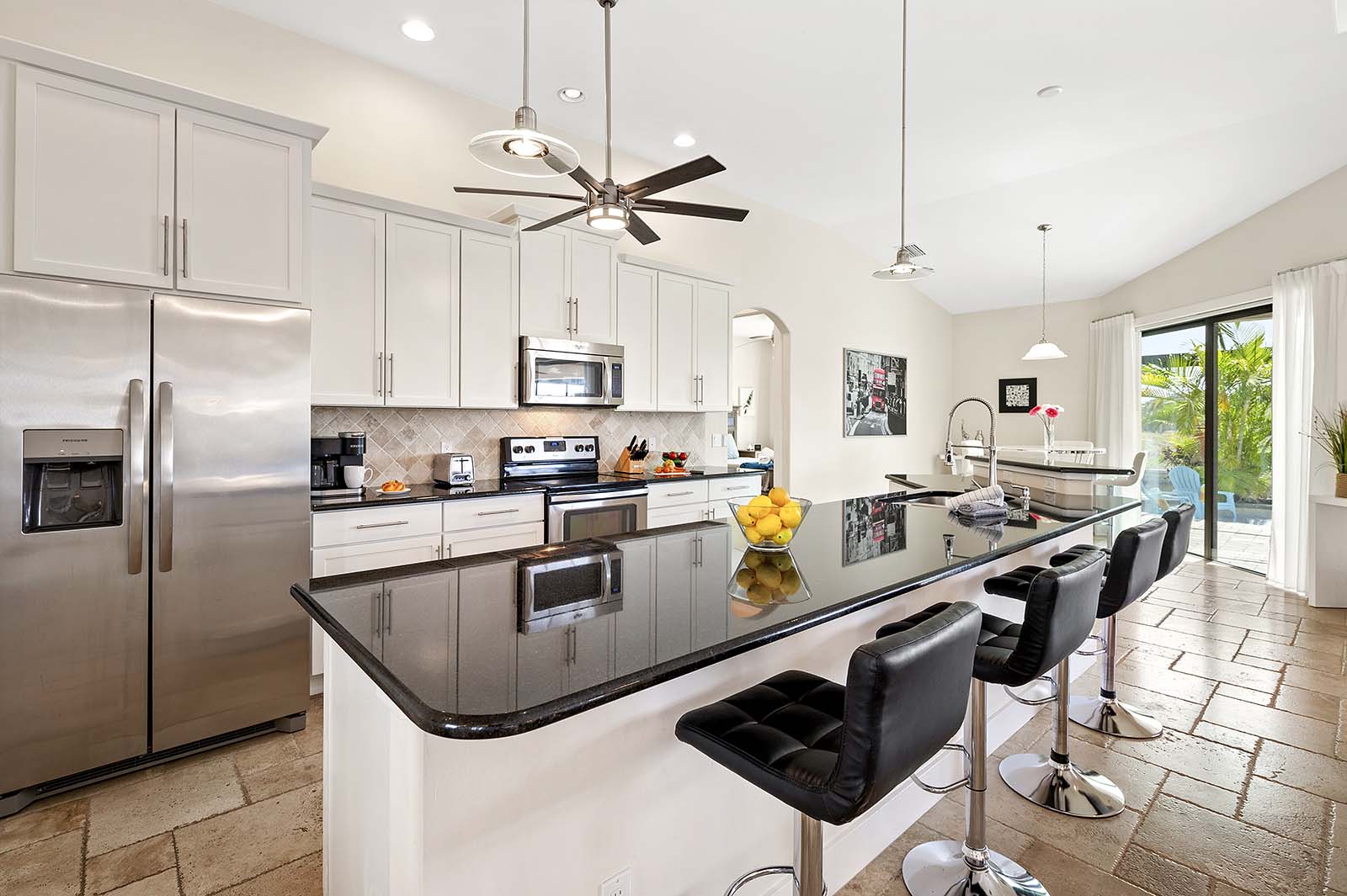 Blick vom Kanal auf den privaten Bootssteg am Wasser.