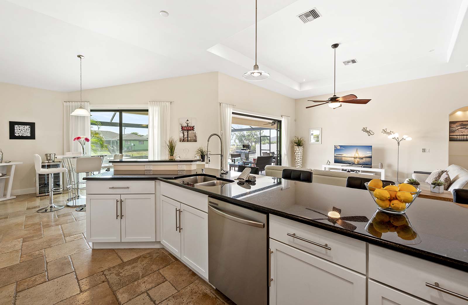 Blick vom Grundstück auf den Kanal mit privatem Bootssteg.