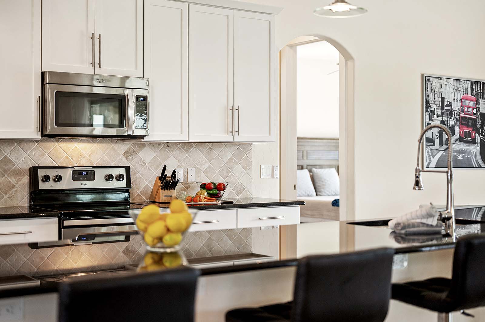 Bootssteg am Kanal mit Sitzbereich und Blick aufs Wasser