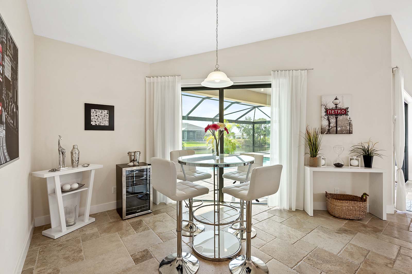 Blick auf den Kanal mit privatem Bootssteg und Sitzbereich im Außenbereich.