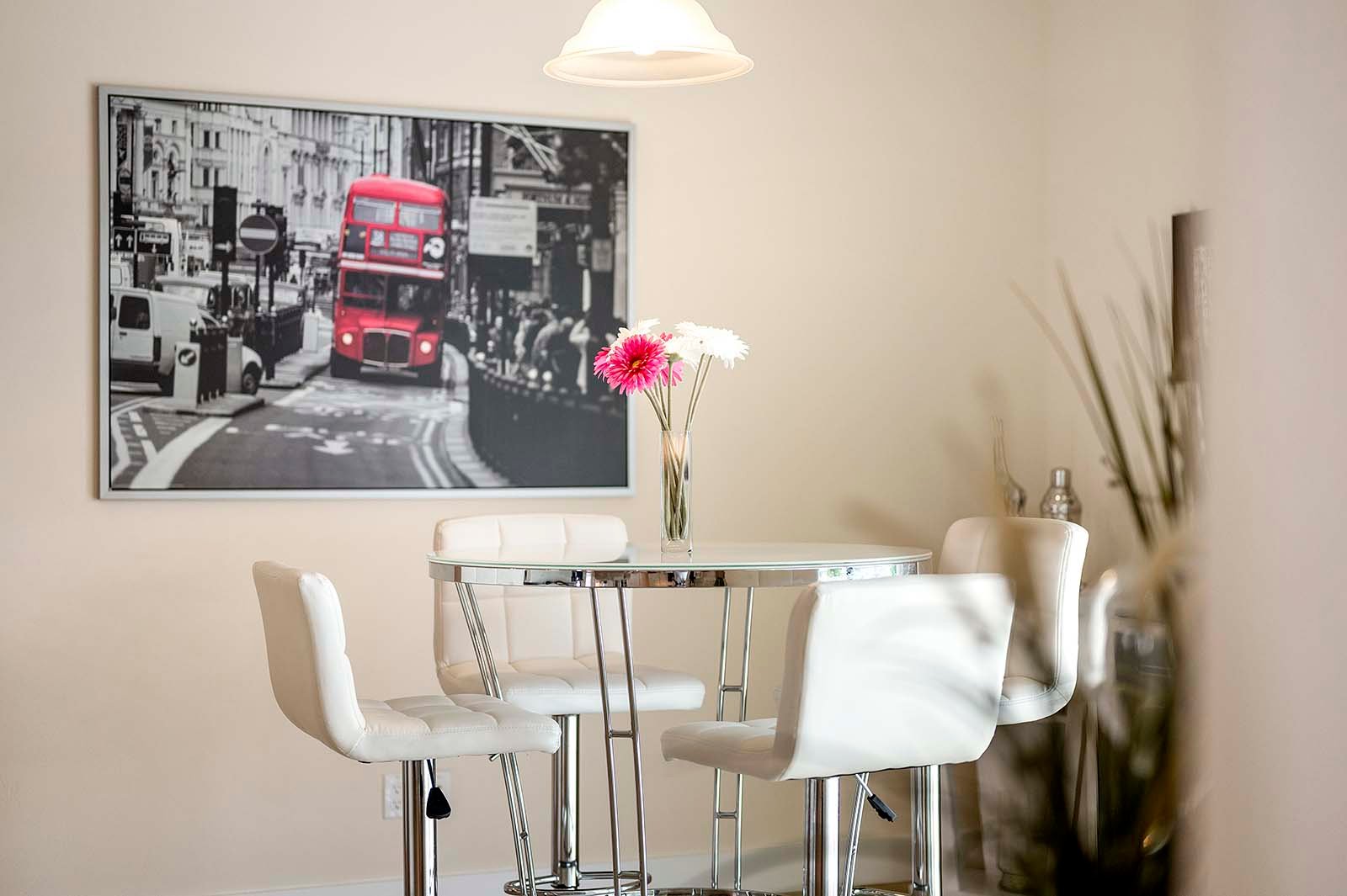 Blick vom Kanal auf das Haus mit privatem Bootssteg.