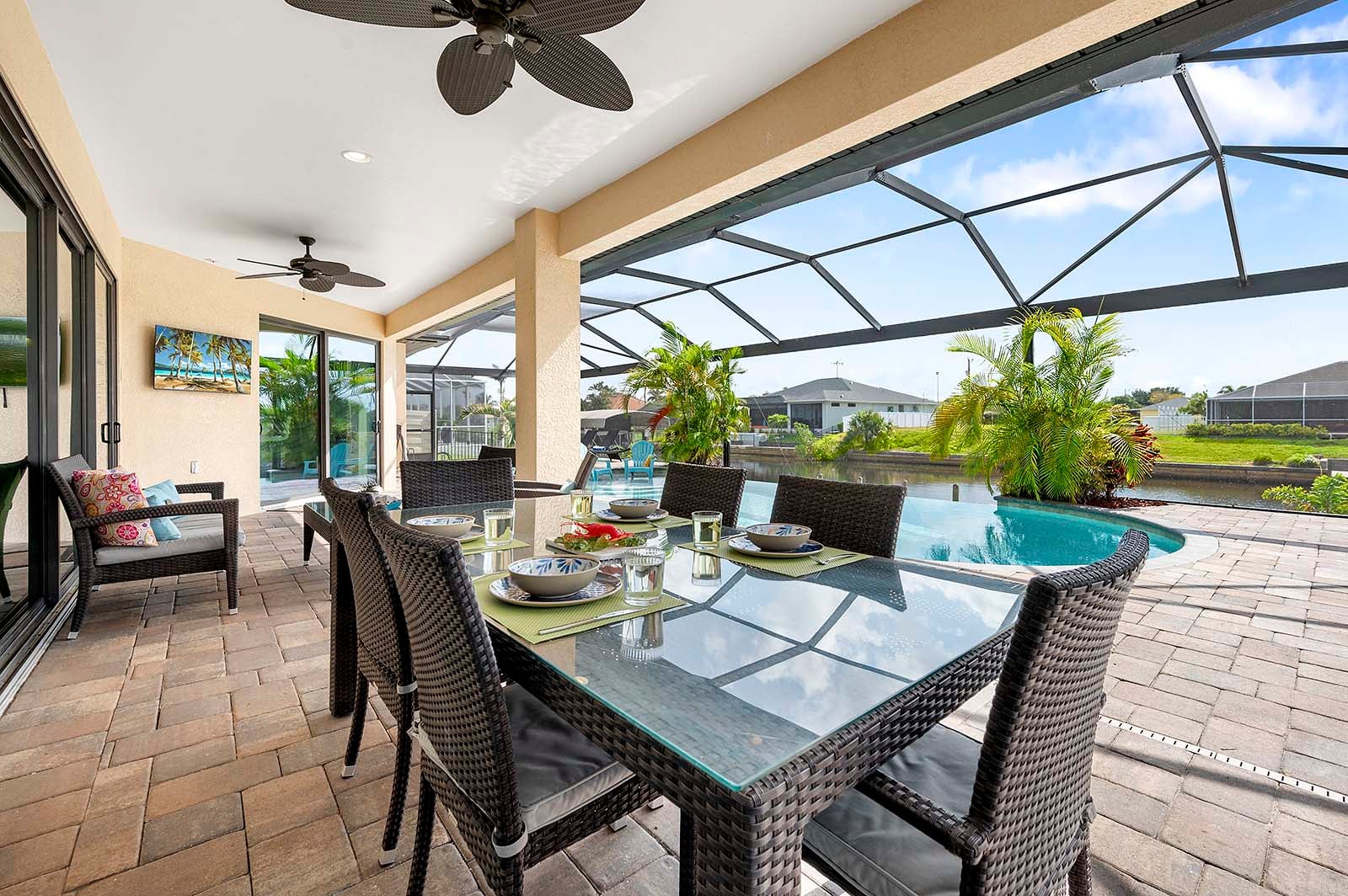 Blick vom Kanal auf den privaten Bootssteg am Wasser.