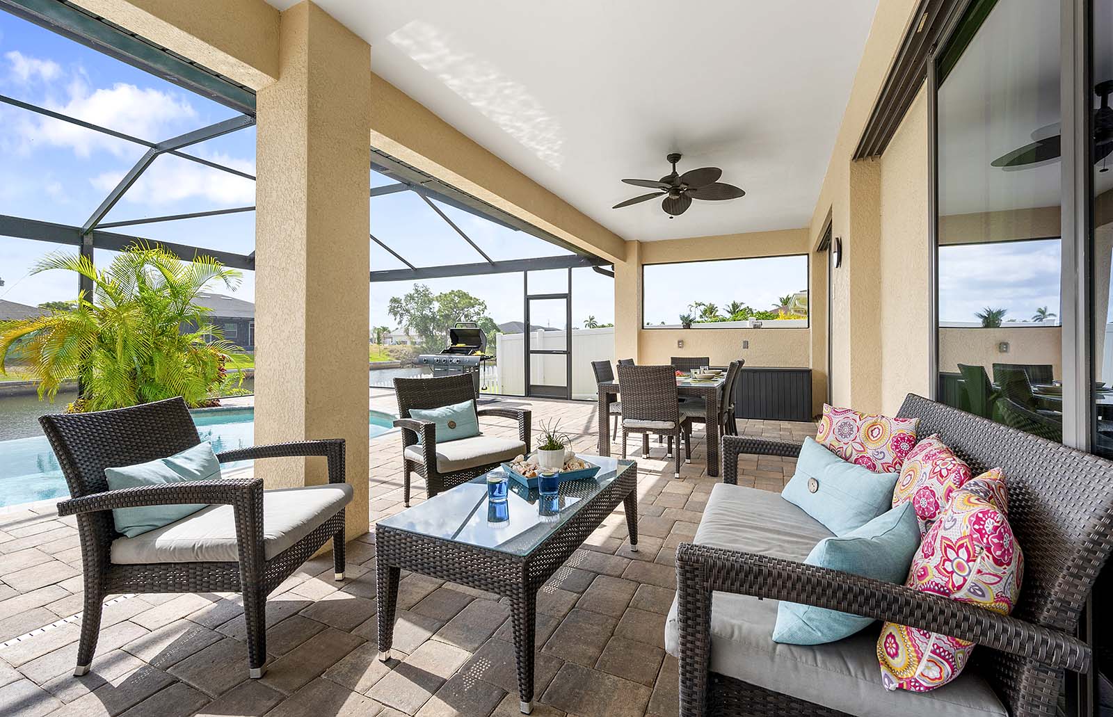 Bootssteg am Kanal mit Blick aufs Wasser