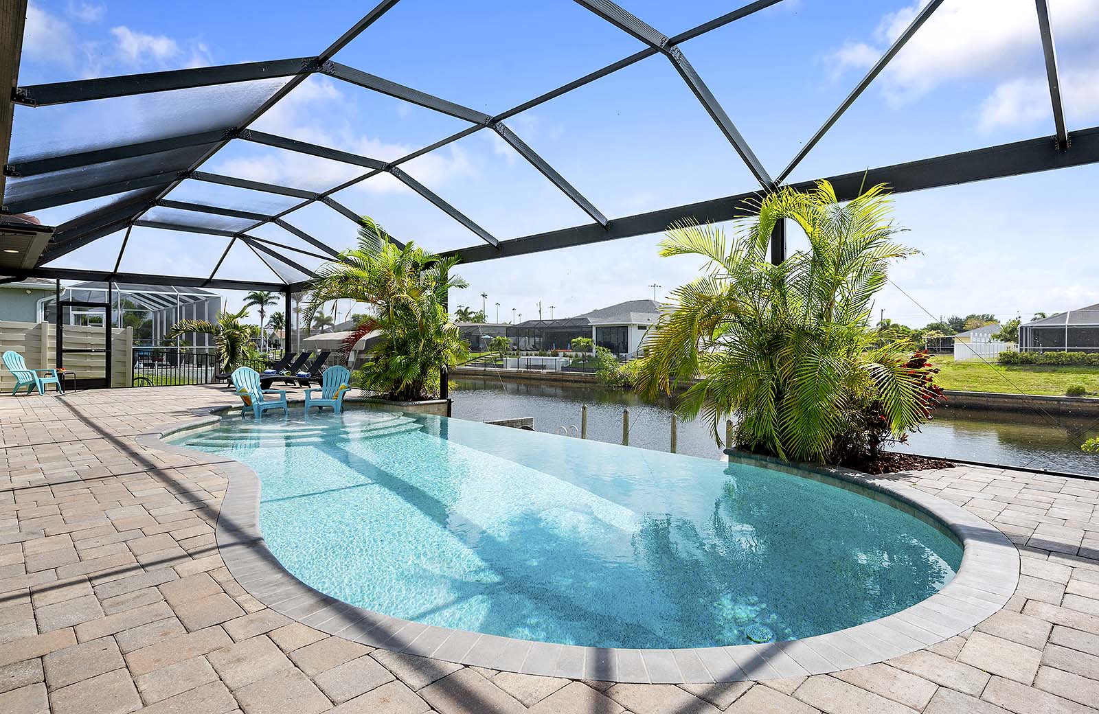 Blick auf den Kanal mit privatem Bootssteg und Sitzbereich im Außenbereich.