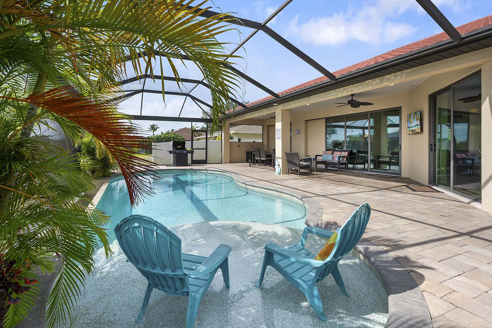 Außenbereich am Kanal mit Bootssteg und Sitzmöglichkeiten.