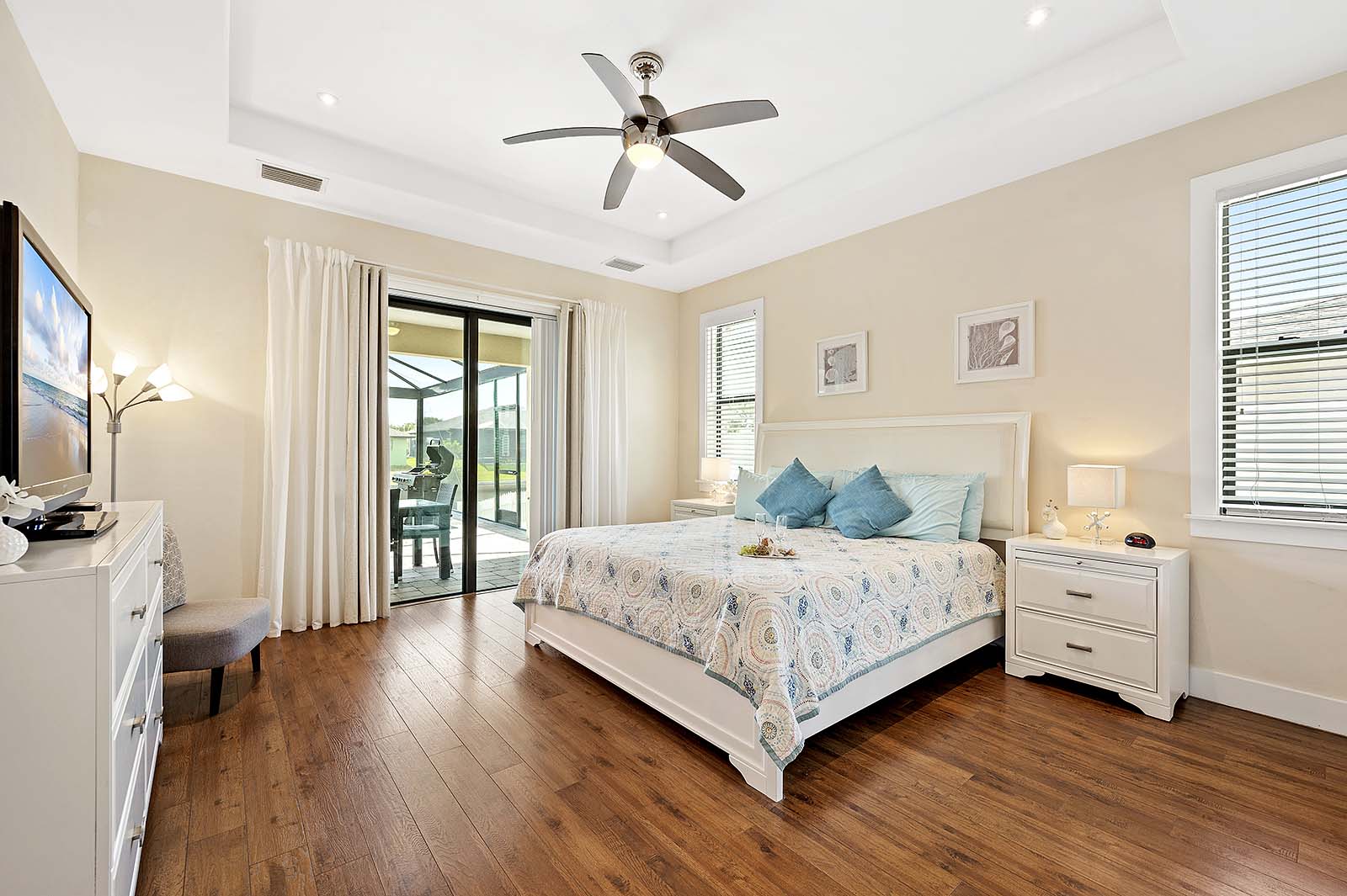 Blick vom Kanal auf den privaten Bootssteg am Wasser.