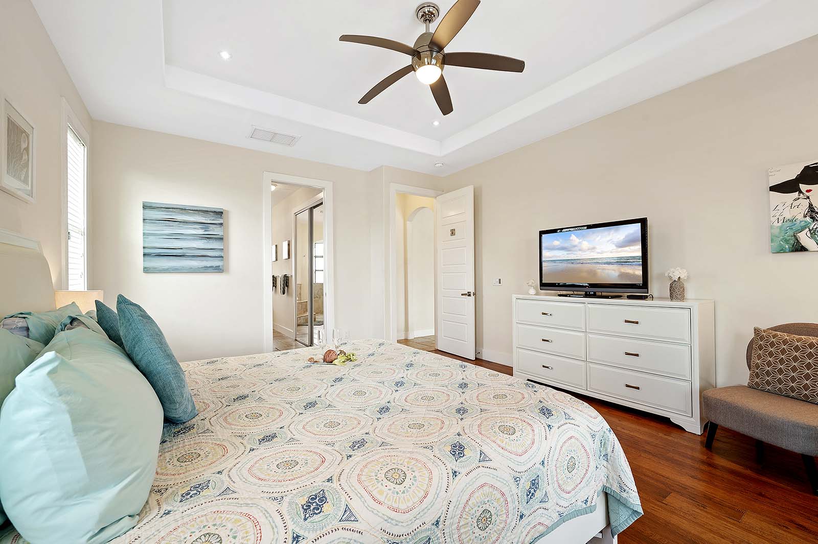 Veranda am Kanal mit Bootssteg und Sitzbereich im Freien.